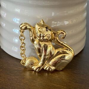 Vintage Playful Kitty Cat Brooch Pin Gold Tone Yarn Chain Playing Kitten Retro